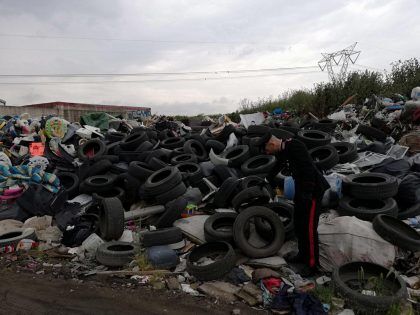 carabinieri e rifiuti al campo rom in zona Asi 