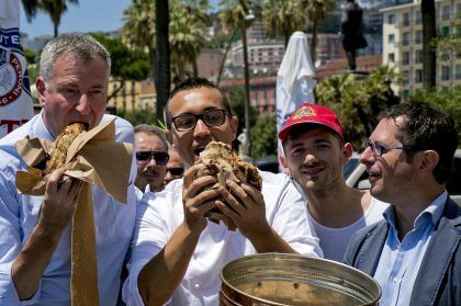 July 23, 2014 - Napoli, ITALIA - New York mayor Bill de Blasio (L) eats a pizza made by Napoli's pizza chef Gino Sorbillo (II from L) in Naples, Italy 23, July 2014..ANSA/COURTESY OF PIETRO AVALLONE (Credit Image: © ANSA/ZUMA Wire)