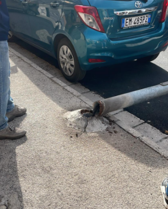 Vento forte a Giugliano, crolla tabella in pieno centro: colpito un uomo