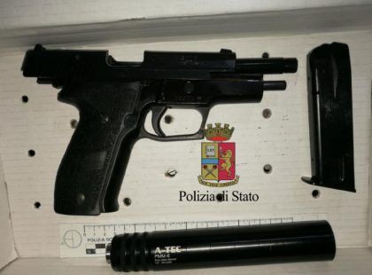 pistola con silenziatore